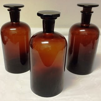Apoteksflaskor i brunt glas